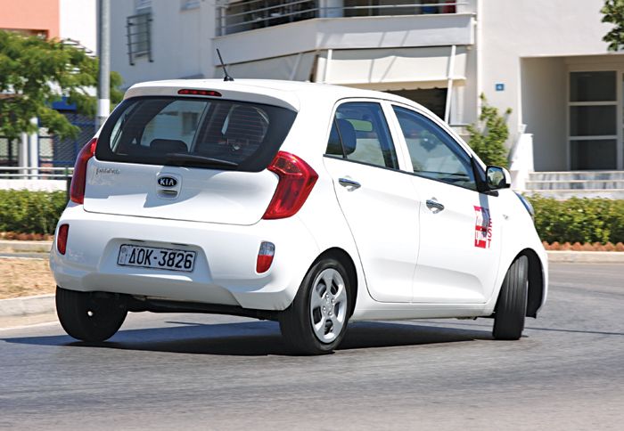 Αρκετά σταθερό και σίγουρο εμφανίζεται
το Picanto στις στροφές, παρά την απουσία του ESP. Θα θέλαμε πάντως καλύτερη
αίσθηση από το – ηλεκτρικό